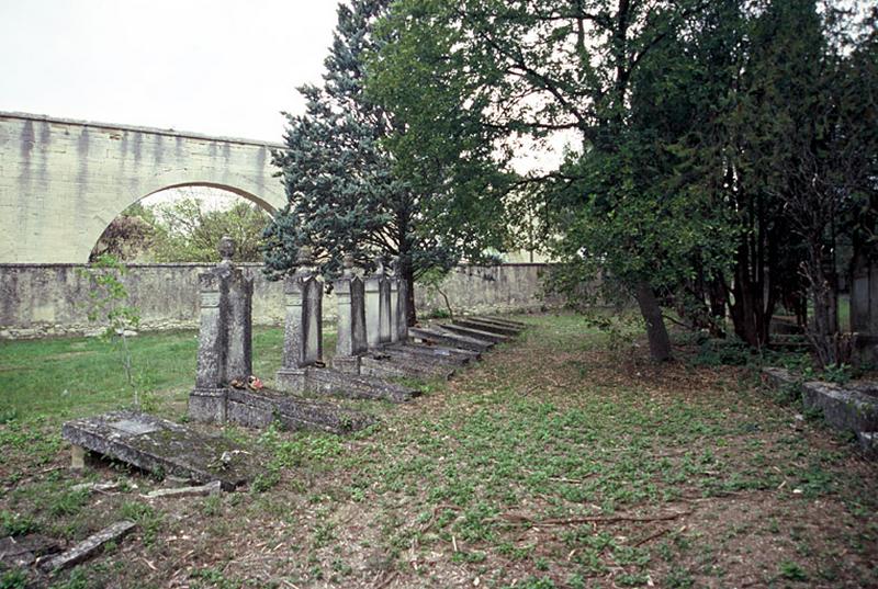 Partie ancienne du cimetière, alignement de tombes.