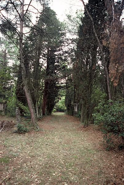 Partie ancienne, tombes éparses.