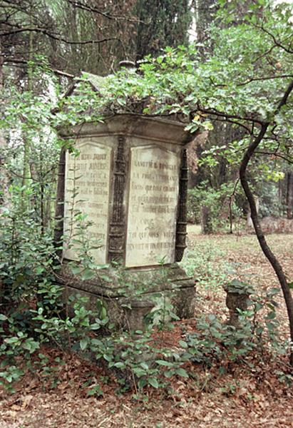 Tombe avec épitaphe poétique.