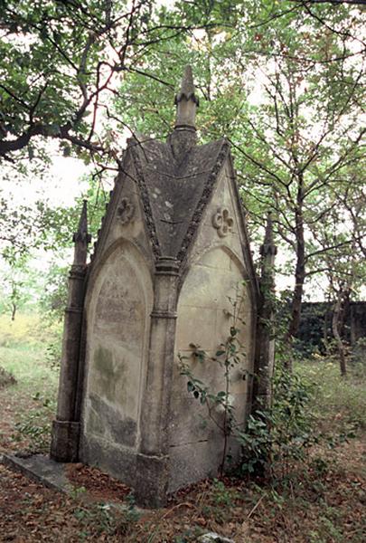 Tombe monumentalisée.