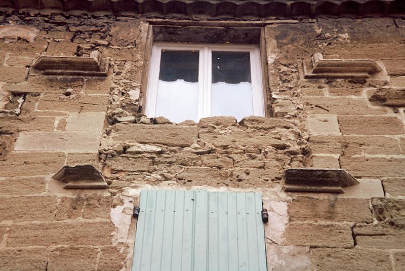 Façade principale sur rue, baie modifiée avec traces d'encadrement mouluré.