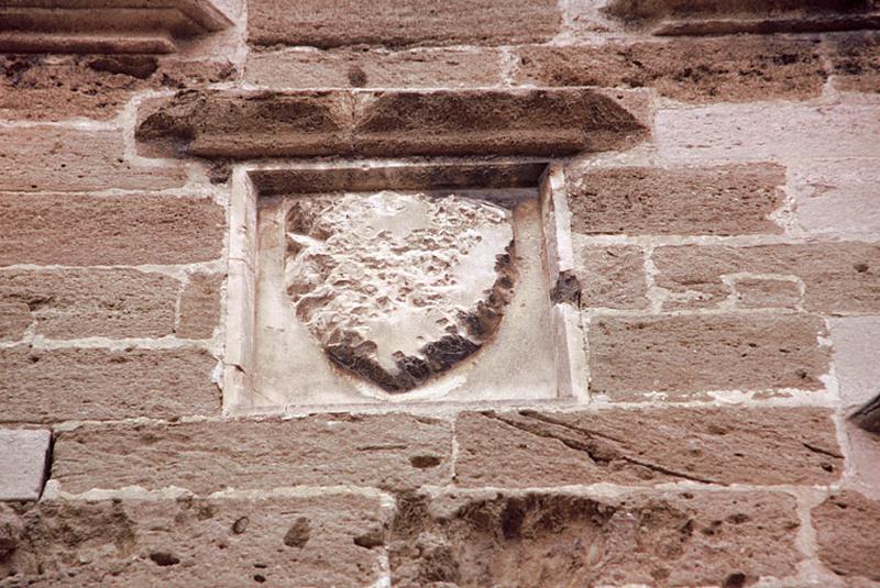 Façade principale sur rue, blason bûché.