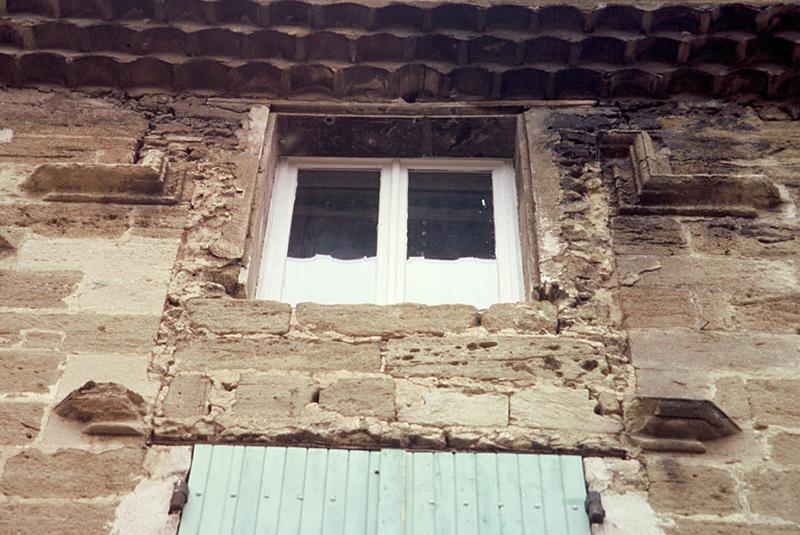 Façade principale sur rue, baie modifiée avec traces d'encadrement mouluré.