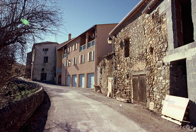 Rue longeant l'ancien rempart du village.