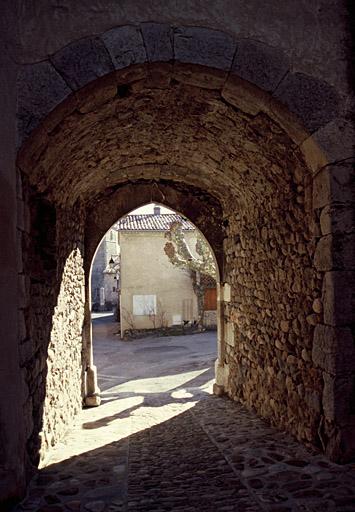 La porte de ville du nord vers le sud, au fond l'église paroissiale.