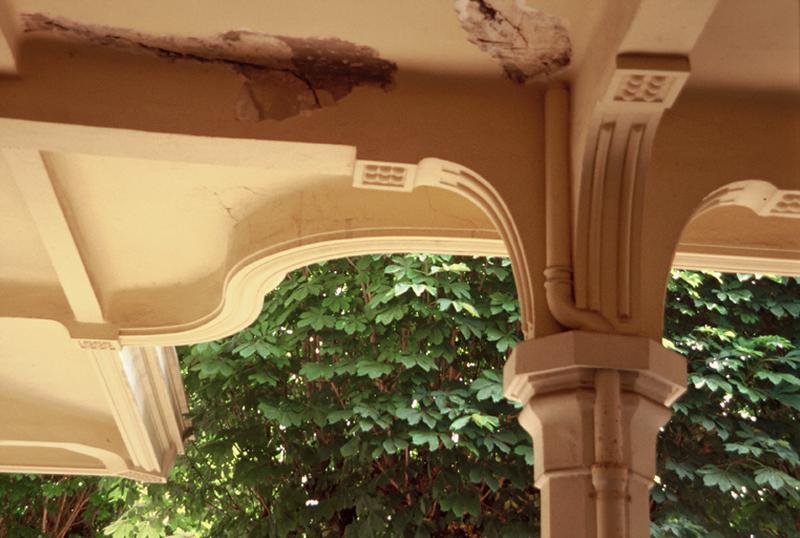 Début du plafond de la galerie à l'ouest de la grande cour sud.