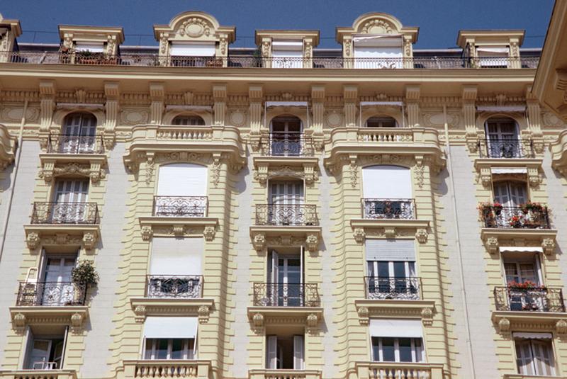 Bâtiment A, façade sud, partie droite, niveaux supérieurs.