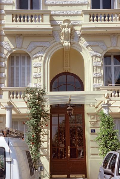 Bâtiment A, façade sud, une entrée.