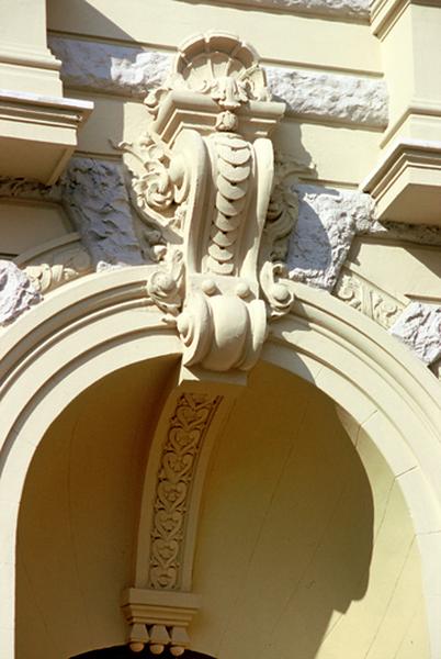 Bâtiment A, façade sud, couvrement d'une entrée.