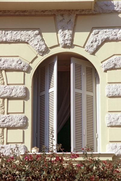 Bâtiment A, façade sud, bossages.