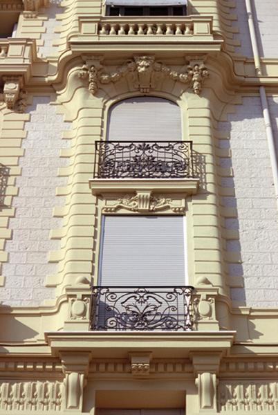 Bâtiment A, façade sud, bow-window.