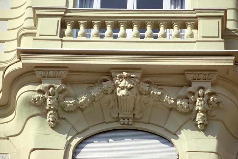 Bâtiment A, façade sud, guirlande et balcon.