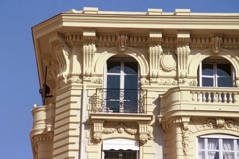 Bâtiment A, façade sud, angle ouest, niveau supérieur.