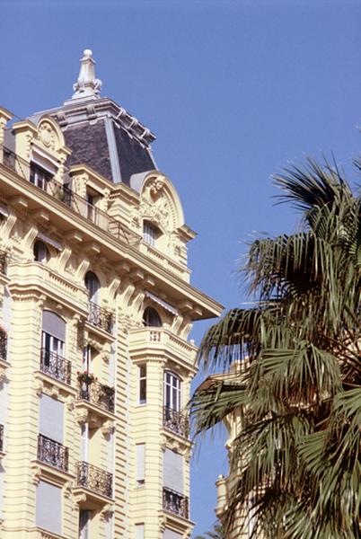 Bâtiment A, façade sud, extrémité et dôme est.