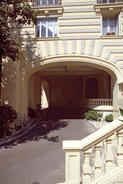 Bâtiment B, façade latérale sud, passage de la route.