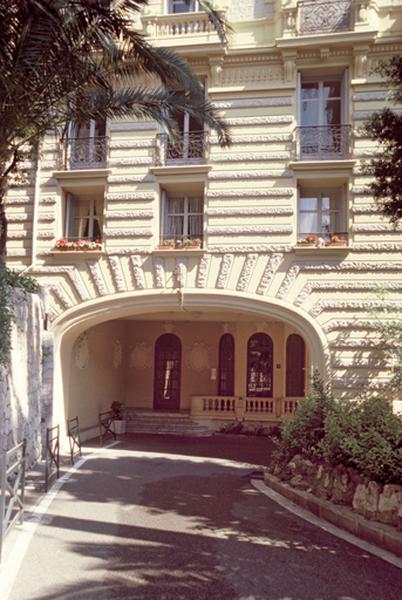 Bâtiment B, façade ouest, sortie de la route.