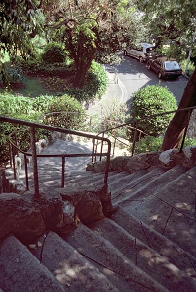 Escalier piéton à l'ouest du jardin.