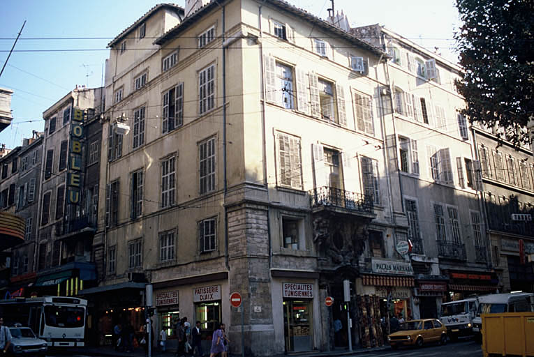 Angle boulevard National, rue d'Aix.