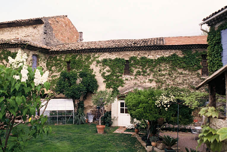 Façade latérale donnant sur jardin du voisin.