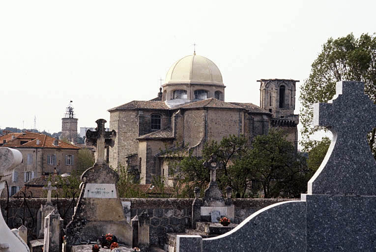 Vue générale de l'église depuis le cimetière.