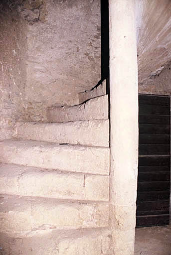 Escalier à vis dans le portail.