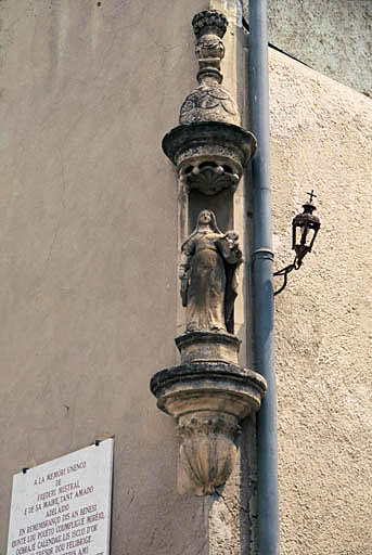 Détail oratoire sur l'angle gauche de la façade principale.