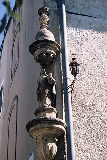 Détail oratoire de l'angle gauche de la façade principale.