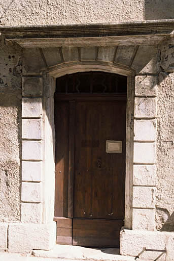 Façade principale sud, porte d'entrée.