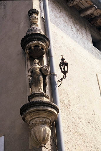 Oratoire sur l'angle gauche de la façade principale.