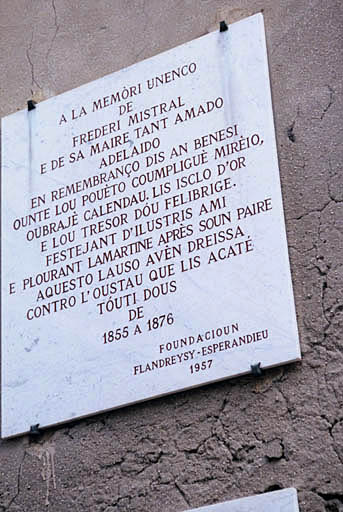 Façade principale sud, inscription sur plaque.