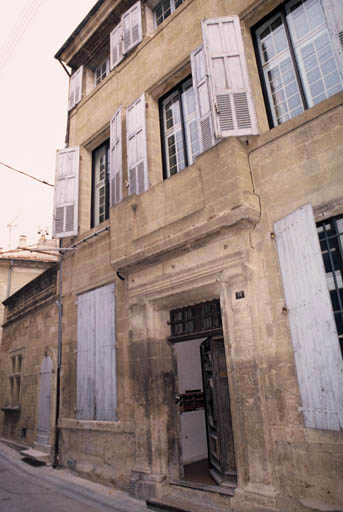 Façade d'entrée sur rue du Figuier.