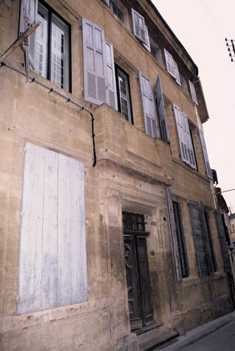 Façade d'entrée sur rue du Figuier.