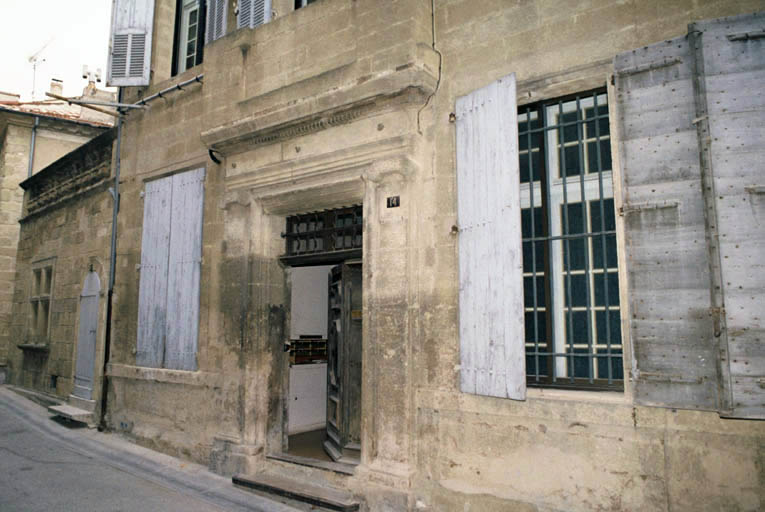 Façade sur rue, détail sur l'entrée.