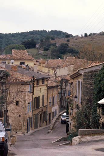 Vue générale de la rue.