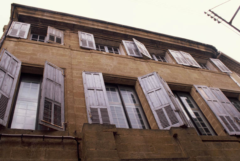 Façade d'entrée sur rue.