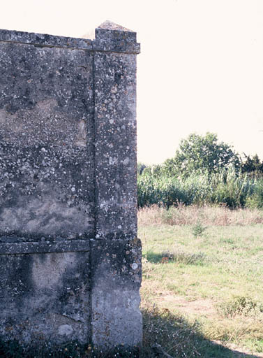 Mur de clôture, angle.