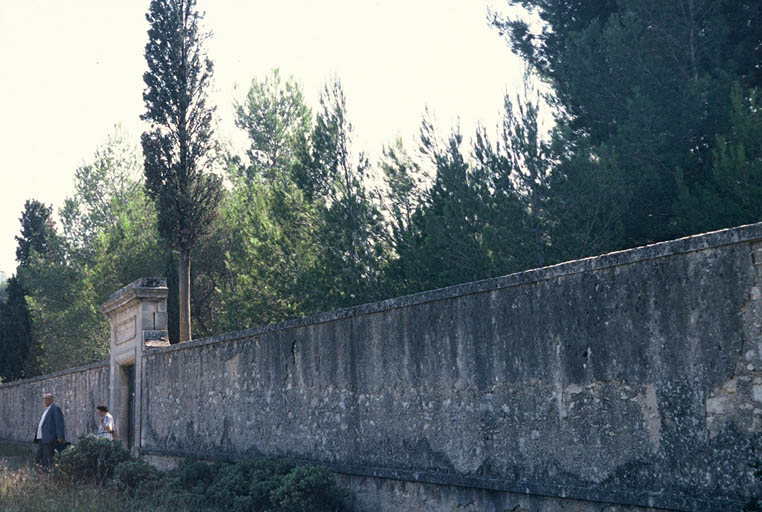 Mur de clôture et portail d'entrée.