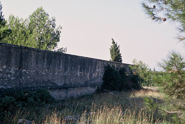 Mur de clôture à l'est.