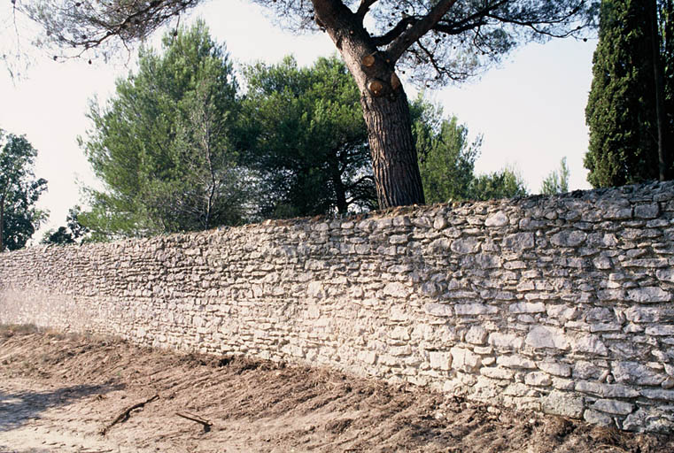 Mur de clôture à l'ouest.