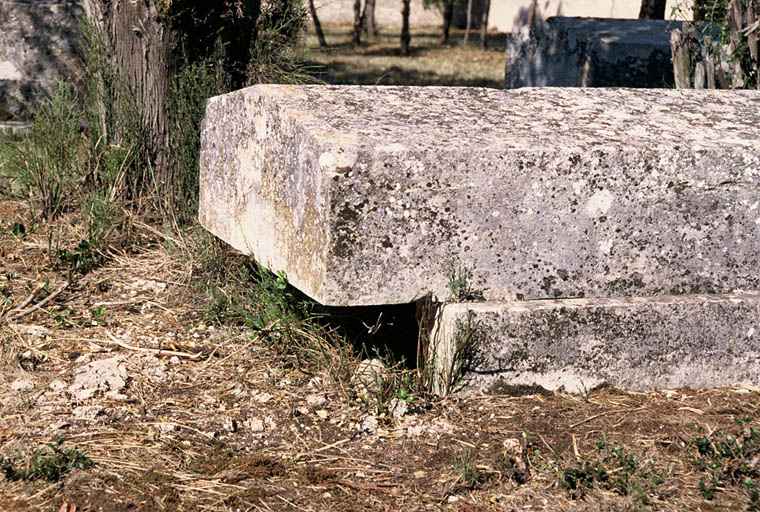 Tombe, pierre enlevée.