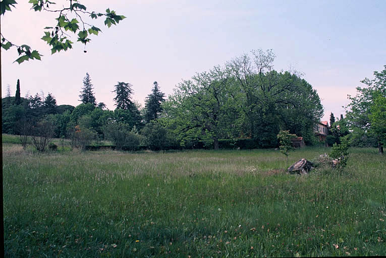 Le parc, bâtiments au fond.