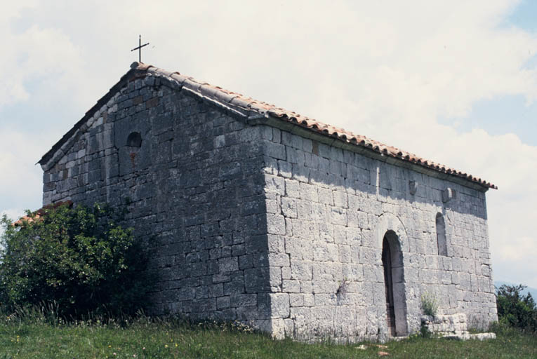 Façade occidentale et élévation sud avec entrée principale.