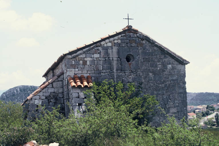 Façade occidentale et contreforts.