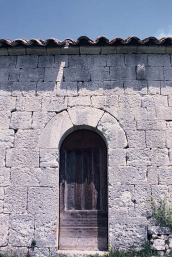 Entrée principale sur élévation sud.