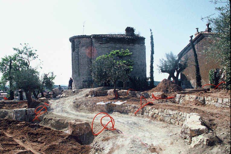 Jardin en cours d'aménagement, chapelle au sud.