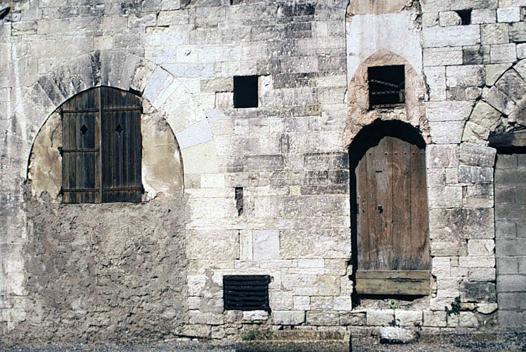 Maison médiévale n° 16, façade antérieure, rez-de-chaussée.