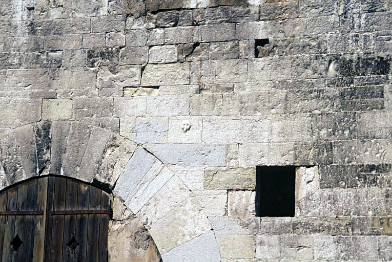 Maison médiévale n° 16, façade antérieure, rez-de-chaussée, détail tête sculptée.