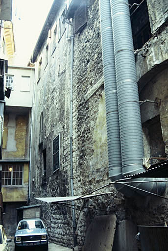 Abords du château, traces d'arcade sur façade appareillée.