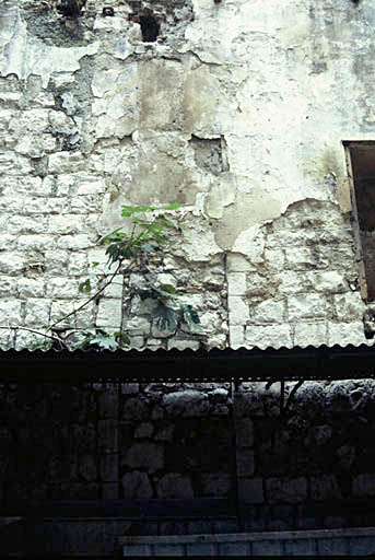 Abords du château, appareil de pierre et restes d'enduit.