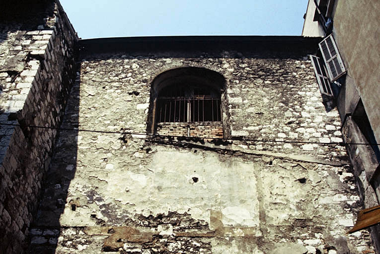 Abords du château, baie cintrée.